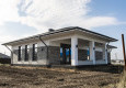 Дом с облицовкой кирпичом вибропрессованным (цвет Шунгит, мрамор белый и черный)