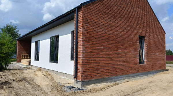 Дом из газобетона, с отделкой штукатуркой Монослой и вибропрессованным кирпичом Барселона