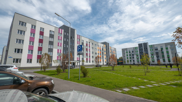 Построен из силикатных блоков Поревит. Для декоративной стены и скамейки в зоне детской площадки использован бетонный блок Поревит.